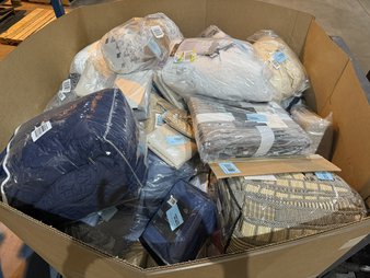 3 Pallets – 488 Pcs – Rugs & Mats, Curtains & Window Coverings, Blankets, Throws & Quilts – Mixed Conditions – Unmanifested Home, Window, and Rugs, Sun Zero, Unmanifested Bedding, Umbra
