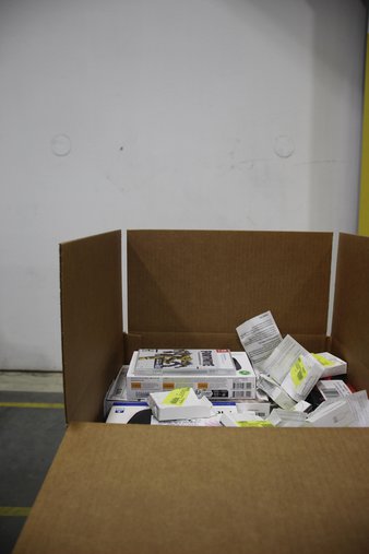 3 Boxes – 120 Pcs – In Ear Headphones, Apple Watch, Other – Untested Customer Returns – Apple, Shokz, BackBone, PDP
