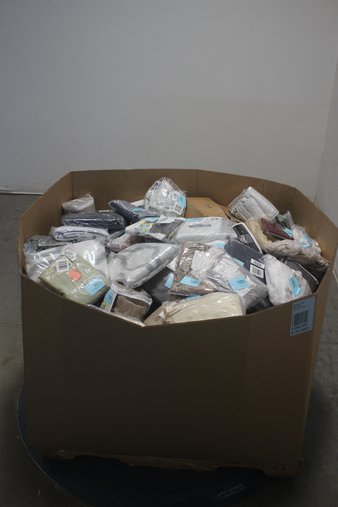 1 Pallet – 305 Pcs – Curtains & Window Coverings – Mixed Conditions – Private Label Home Goods, Sun Zero, Fieldcrest, Eclipse