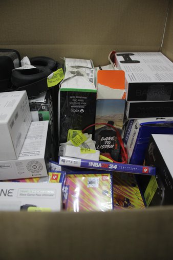 Box – 69 Pcs – In Ear Headphones, Audio Headsets, Sony – Untested Customer Returns – Apple, PDP, 2K, BackBone