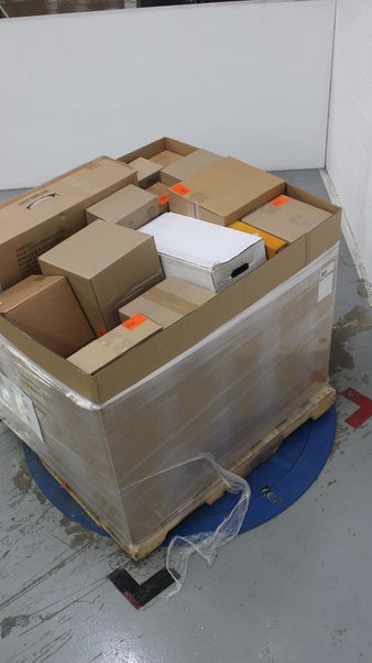 Pallet – 31 Pcs – Decorations & Favors, Costumes – Open Box Like New, New Damaged Box, New, Used, Like New – Wondershop, Philips, Hyde and Eek! Boutique, Creative Converting