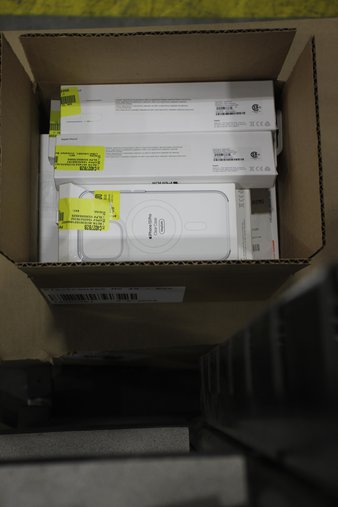 Box – 14 Pcs – Apple iPad, In Ear Headphones – Untested Customer Returns – Apple, Samsung, JBL, HyperIce