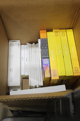 Box – 24 Pcs – Apple Watch – Untested Customer Returns – Apple, Zagg