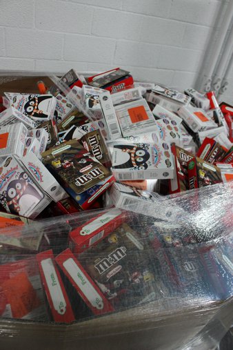 Pallet – 1697 Pcs – Pantry, Gourmet Grocery, Decorations & Favors, Kitchen & Dining – Customer Returns – Hershey’s, Reese’s, SIXLETS, M&M’S