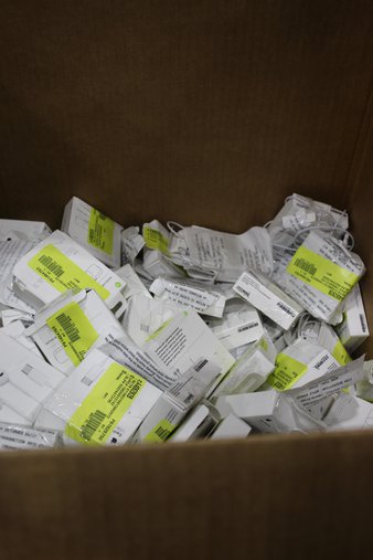 Box – 136 Pcs – In Ear Headphones – Untested Customer Returns – Apple, PowerA, Shokz, Shakespeare